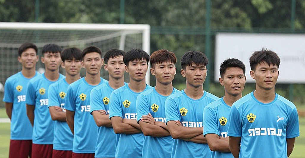 Vị trọng tài chạy nhanh hơn cả cầu thủ: Phút bù giờ của người cầm còi