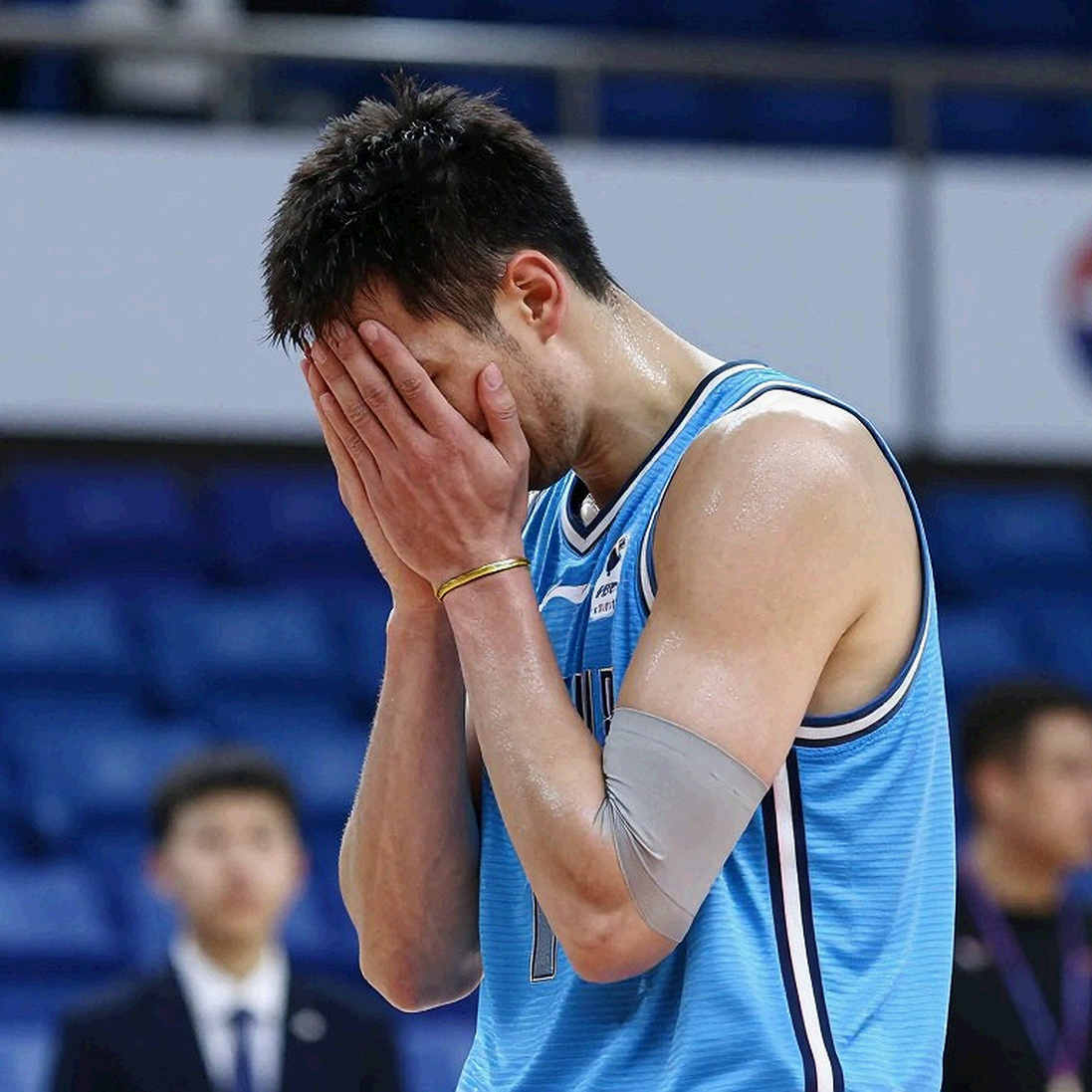 John Konchar ký một năm với Knicks: New York chọn giữ suất trống thay vì lấp đầy