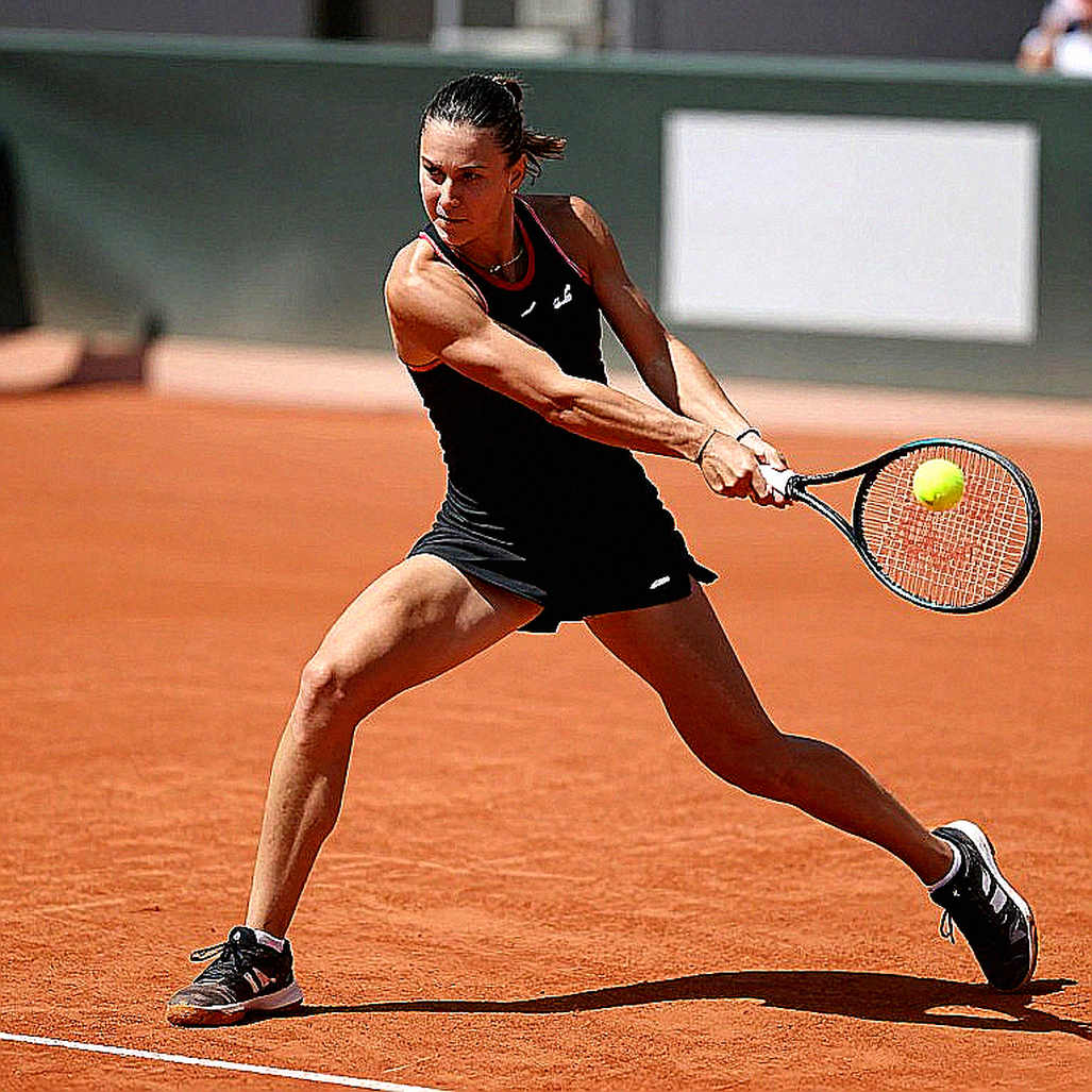 Đầu vào rỗng và cái bẫy 82%: khi mô hình tennis trả lời một câu hỏi khác
