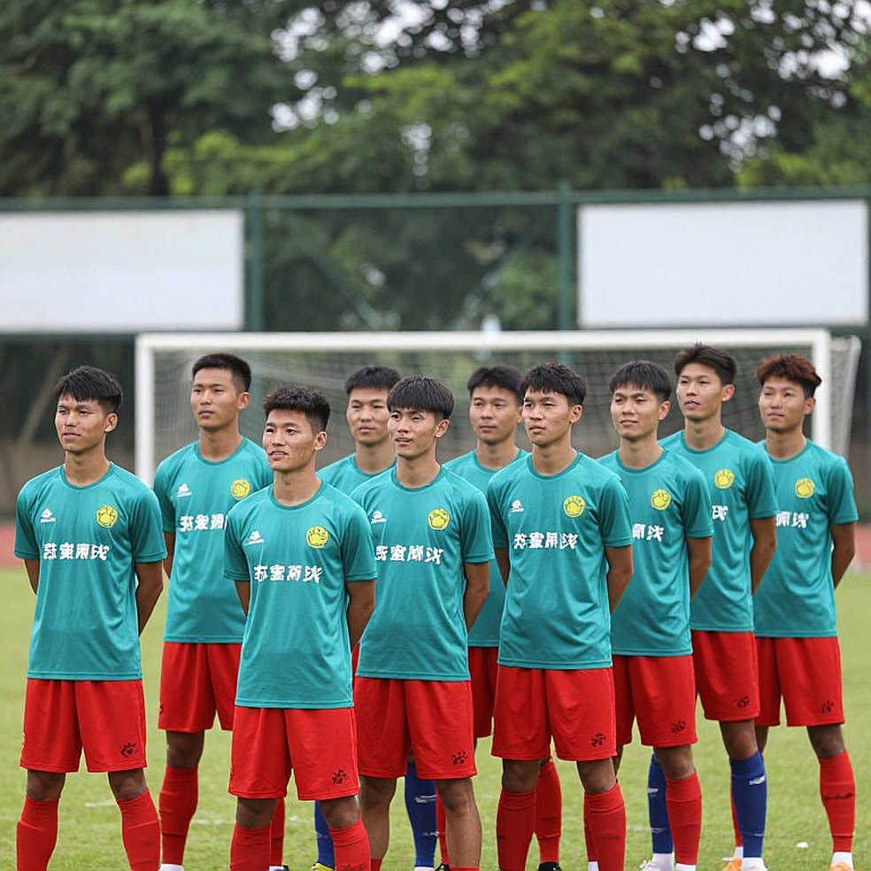 Vết nứt bên cánh phải: Khi Hà Lan quên mất câu hỏi về Jan Paul van Hecke