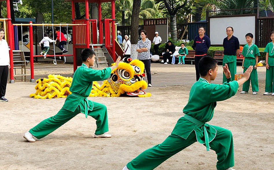 Raoni Barcelos nhập viện sau TKO hiệp 5: tuổi 39, chiếc cáng và giới hạn của một lời trấn an