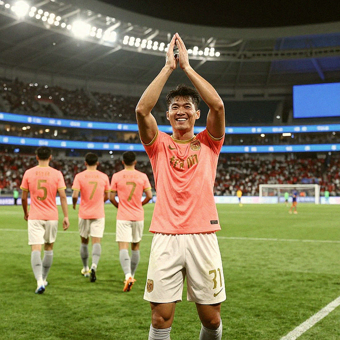 Thủ môn V.League và cái giá của một cú phát bóng dài